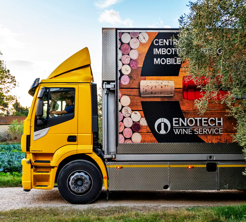 Uno dei mezzi per l'imbottigliamento mobile di Enotech Wine Service