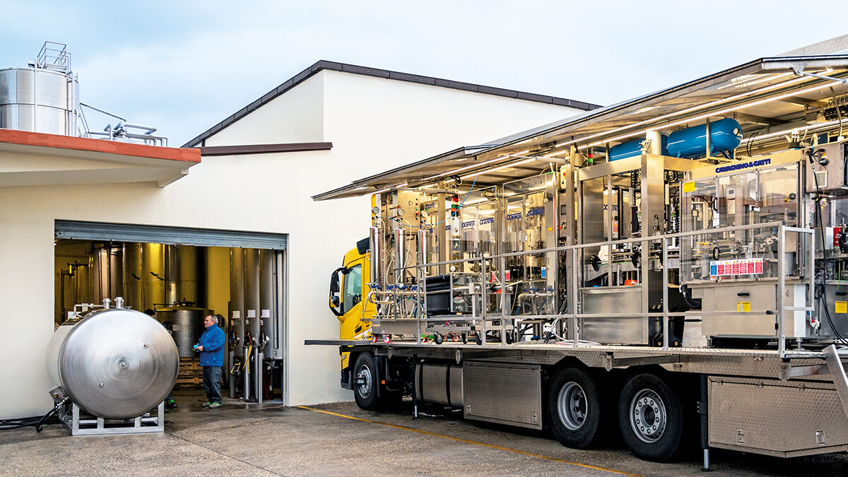 L'autoclave per la spumantizzazione e la linea di imbottigliamento isobarica di Enotech Wine Service